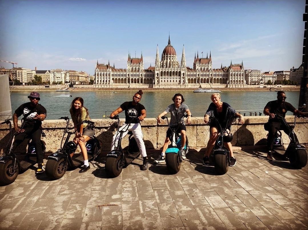 TomdayaBrasil's tweet photo. Tão lindos!!! 🥰

Mais de Tom, Zendaya, Darnell e Claire, ontem (27/08) em Budapeste. https://t.co/hYuzJldsY3