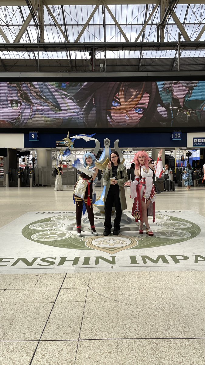 alexyana_'s tweet photo. genshin player out in the wild at waterloo station with pretty cosplayers https://t.co/ObEmg3cPWF