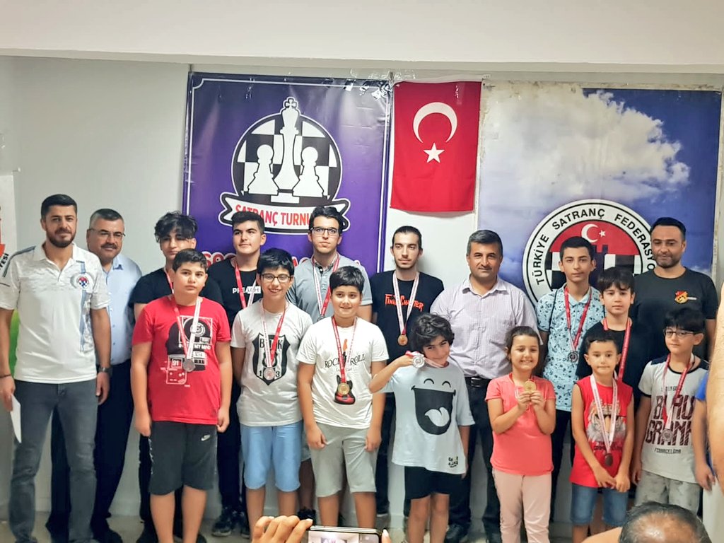 GSB_Sanliurfa's tweet photo. Sadece Badminton ve Masa Tanesi turnuvası düzenlemedik. 30 Ağustos Zafer Bayramına yakışır birde Satranç turnuvası düzenledik. 🙏 @kasapoglu @gencliksporbak https://t.co/zNDdAr5Eqo
