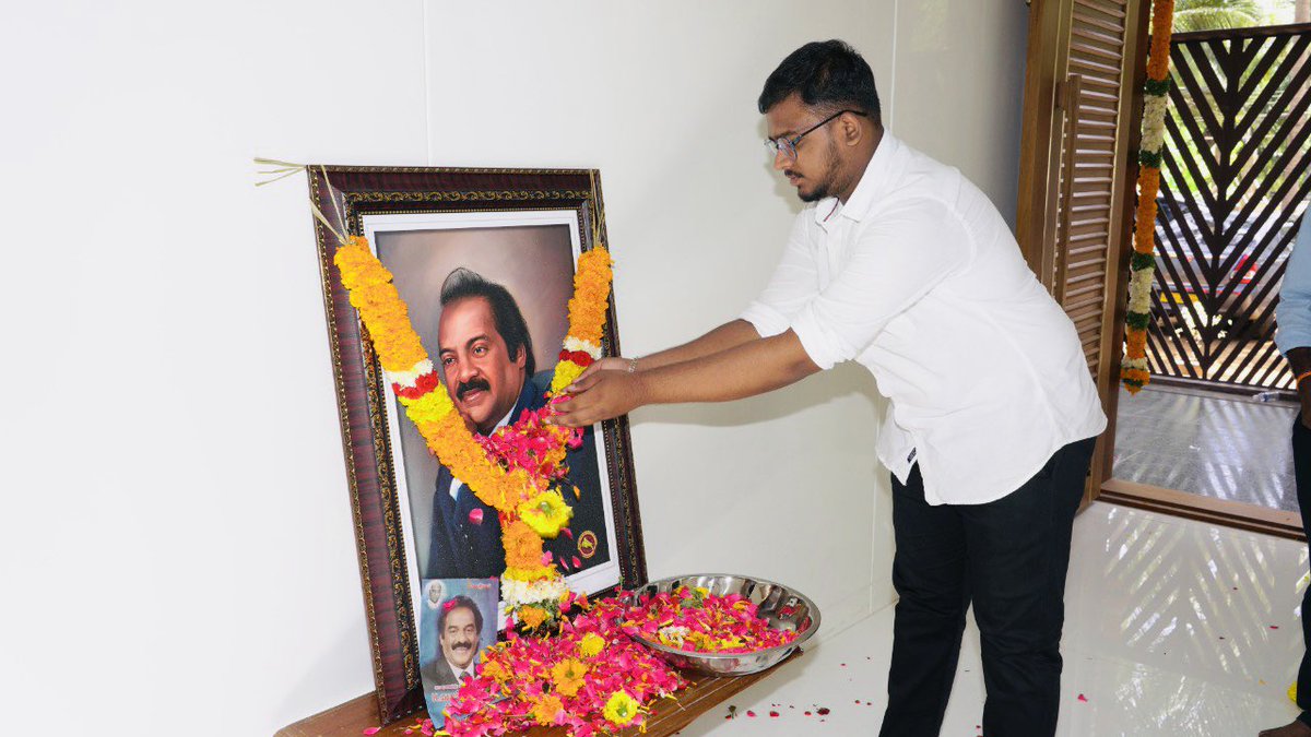 SALAMMASS1's tweet photo. Vasanth &amp; Co நிறுவனர் H.வசந்தகுமார் Ex MP அண்ணாச்சி அவர்களின் 2 ஆம் ஆண்டு நினைவஞ்சலியை யொட்டி இன்று கன்னியாகுமரியில் உள்ள அவரது நினைவிடத்தில் மரியாதை செலுத்தினேன். 

உடன் தமிழ்நாடு காங்கிரஸ் கமிட்டி ஊடகத்துறை தலைவர் அண்ணன் @K_T_L மற்றும்(1/2)
#vasanthakumar #salammass #salamnsui https://t.co/qlboGgYV7w