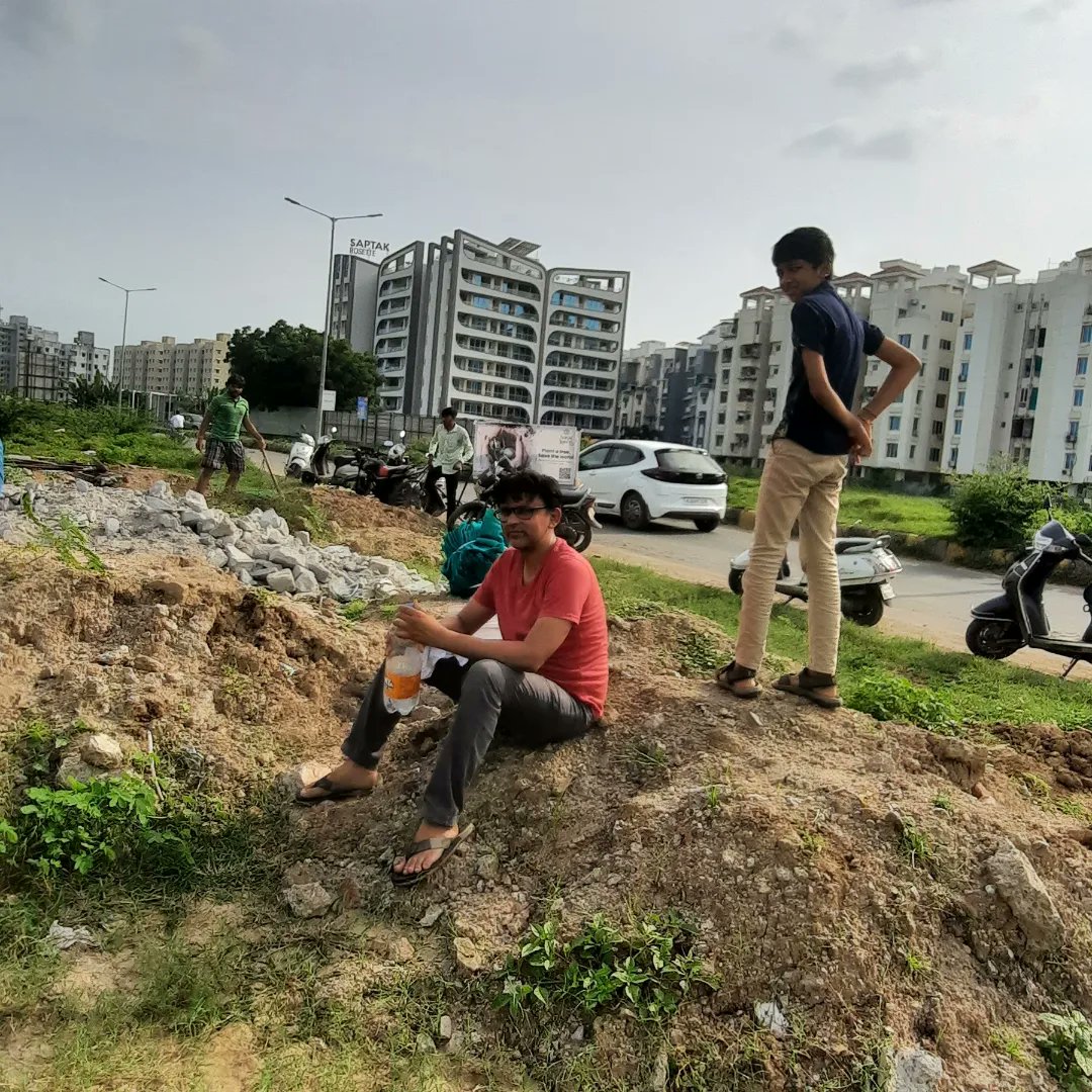 natureloversva1's tweet photo. After a long break due to rain, Nature Lovers Team is back to work. Work of making World 🌎 Green. 28 tree planted. Great work team. Thank you.#naturelovers #Tree #PLANTATIONS #Vadodara #GoGreen https://t.co/HNR70oIiq6