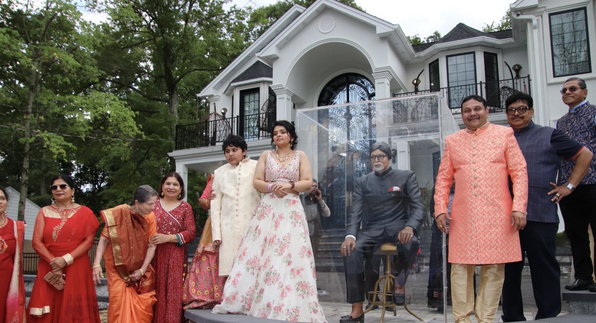 GopiSheth's tweet photo. 👆🏻👆🏻On Saturday august 27th we have placed @SrBachchan statue 👆🏻👆🏻👆🏻👆🏻at outside in the front of our new home in edison NJ USA . Lots of Mr Bachchan’s fan’s participated on Mr Bachchan’s staue inoguration ceremony. https://t.co/O3RklFS5eZ