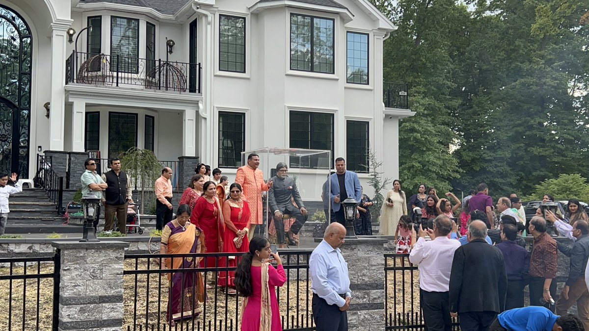 GopiSheth's tweet photo. 👆🏻👆🏻On Saturday august 27th we have placed @SrBachchan statue 👆🏻👆🏻👆🏻👆🏻at outside in the front of our new home in edison NJ USA . Lots of Mr Bachchan’s fan’s participated on Mr Bachchan’s staue inoguration ceremony. https://t.co/O3RklFS5eZ
