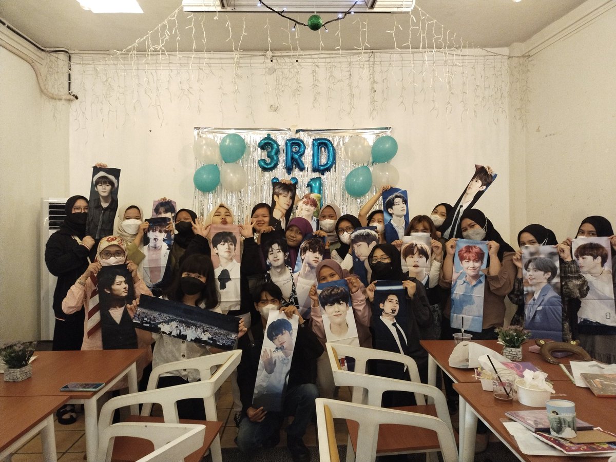 lhckdy's tweet photo. Sekian lama tidak ngevent, akhirnya ngevent lagi 🙆💗
Makaasiiii @oneitbogor udah adain event lagi, seneng banget ketemu kalian 🙌 dapet banyak freebies sama album juga 😍❤️

Special thanks untuk @kingchocos 🙆 https://t.co/N6hoaAo9zP