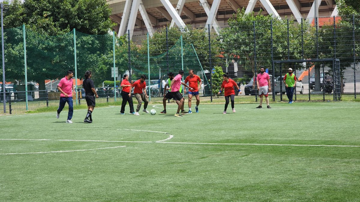 YASMinistry's tweet photo. The officials of the Ministry of Youth Affairs &amp; Sports &amp; @Media_SAI played the qualifying matches of various sports to gear up for #NationalSportsDay at JLN Stadium, New Delhi. 

Let's dedicate 1 hour to sports &amp; fitness tomorrow! 
🗓 29th August 2022 
📍JLN Stadium, New Delhi https://t.co/Py8cPmYj8p