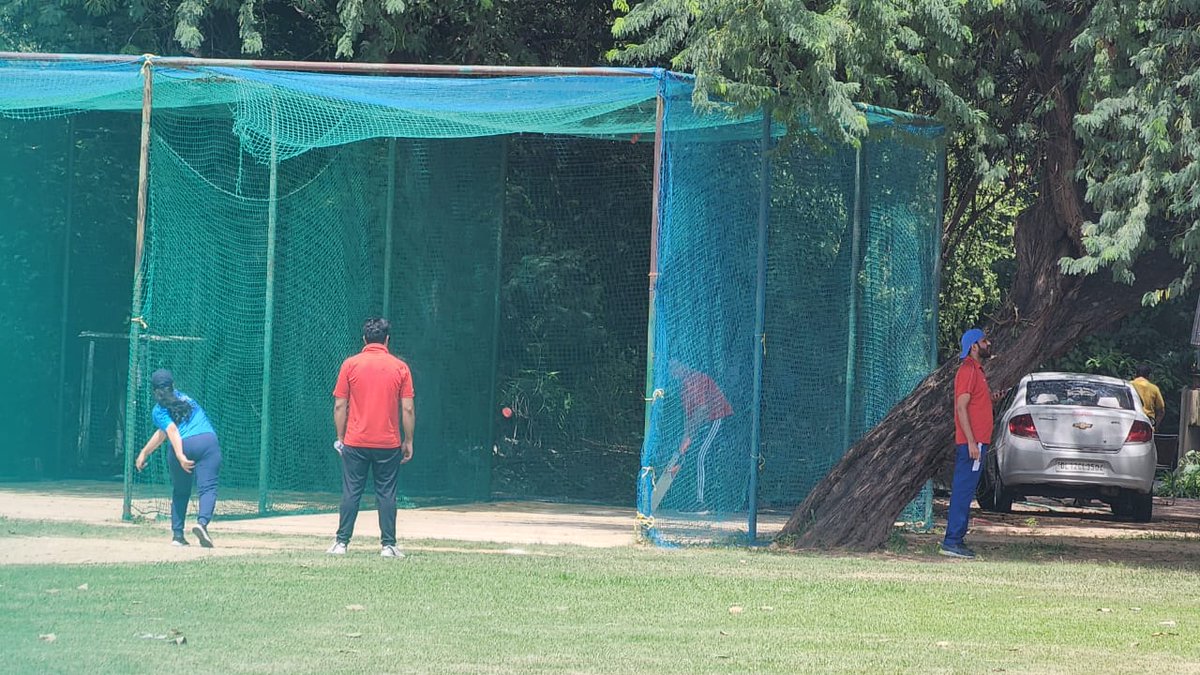 YASMinistry's tweet photo. The officials of the Ministry of Youth Affairs &amp; Sports &amp; @Media_SAI played the qualifying matches of various sports to gear up for #NationalSportsDay at JLN Stadium, New Delhi. 

Let's dedicate 1 hour to sports &amp; fitness tomorrow! 
🗓 29th August 2022 
📍JLN Stadium, New Delhi https://t.co/Py8cPmYj8p