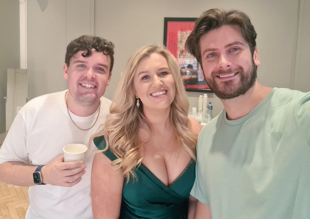 carolynholt10's tweet photo. So many pals in the semi finals of the @VDISComp!! Representing @RCSOpera @RCStweets with @TedLBlack @JolyonLoy (And @GarsingtonOpera with @Aarongmayes and @JolyonLoy) Julia Lynch and @RalphStrehle too 😍

#vdisc #operacompetition https://t.co/wcSdA27uWs
