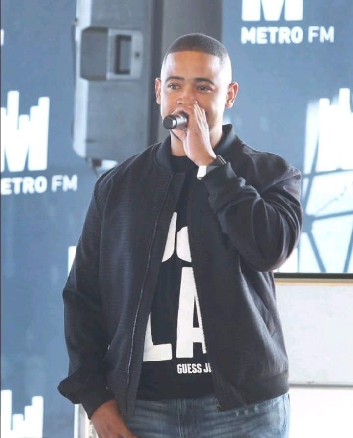 masahkp's tweet image. Sunday's belong to @METROFMSA 

"With the man behind the jamms!!!!"
@SentleL