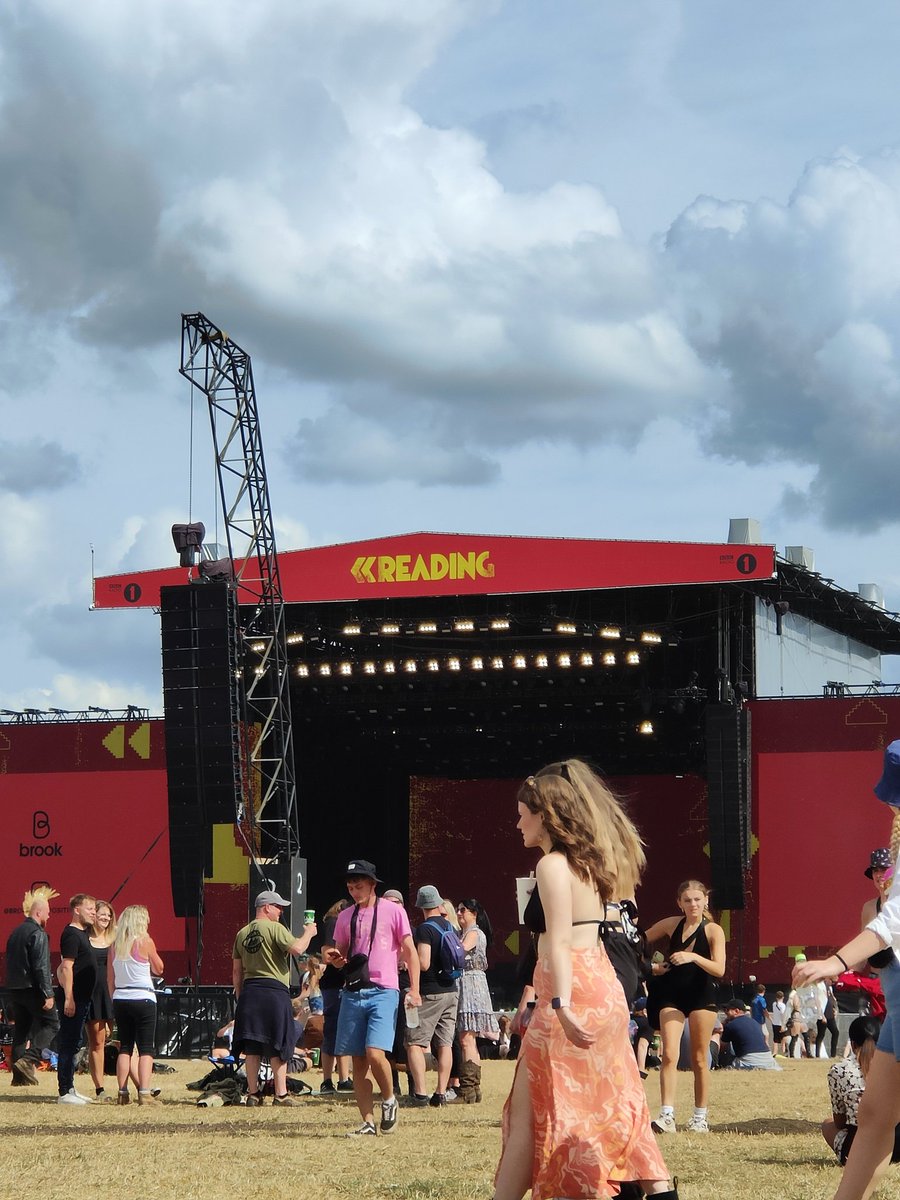 #NoMusicOnADeadPlanet Can't wait for <a href="/halsey/">halsey 🌸</a> with my sistes #readingfestival #reading #partytime