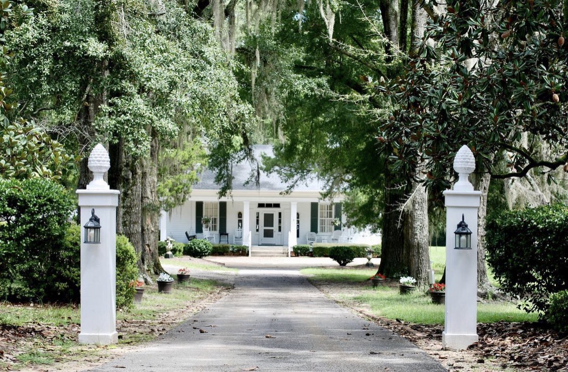 Our beautiful Antebellum home 🌳✨ 

Sleep 11 people - Call to book or on Airbnb/Vrbo 

#enonplantation #beautiful #weekendgetaway #hostaevent #events #staycation #book #Alabama #getaway #lakeview #enon