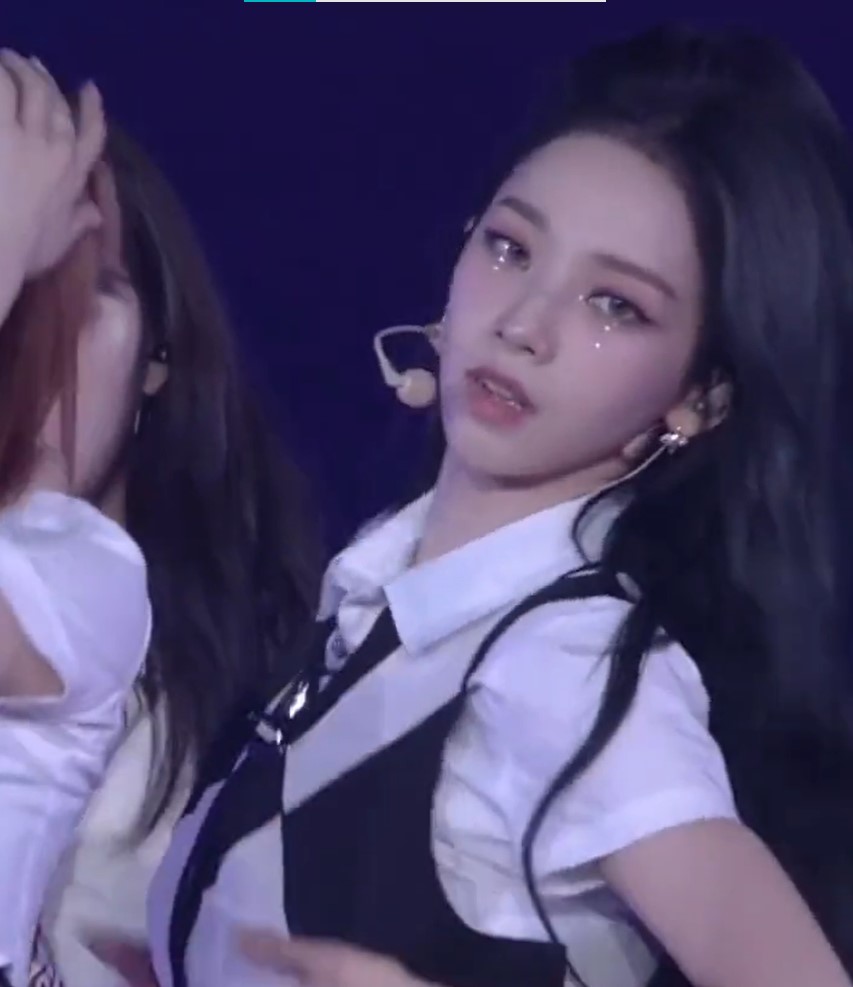 the glittery makeup god she's so pretty