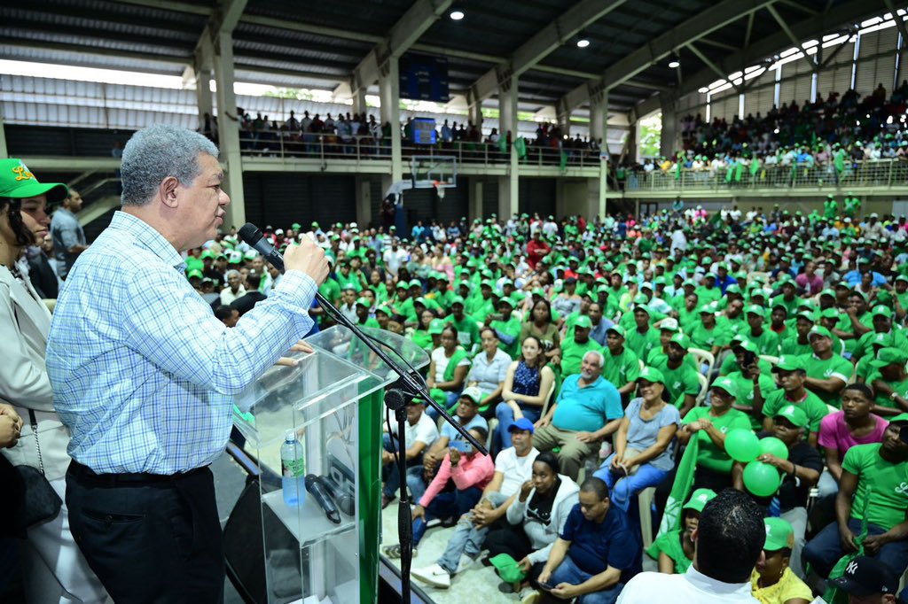 Extraordinaria juramentación en Azua de miles de nuevos miembros en nuestro partido #FuerzaDelPueblo. Entre ellos, ex integrantes de otras organizaciones políticas. 
Azua mostró lo que dicen las encuestas:
#SeguimosCreciendo 
#FPSeFortalece
Bienvenidos al partido de la esperanza.