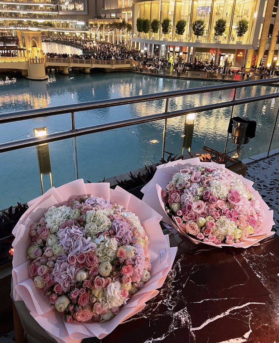 bottegalolita's tweet photo. Buy her flowers https://t.co/Alp4D0FWOg