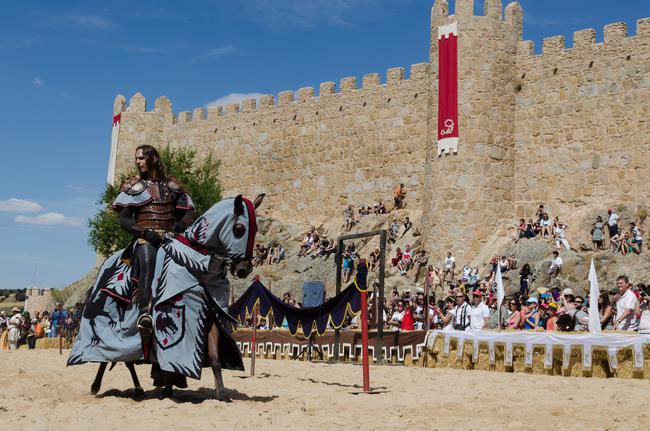 garquez's tweet photo. hola, solo vengo a recordar que el finde que viene es el mercado medieval en Ávila y TODA la ciudad se viste para ello https://t.co/9w93DKnKJ9