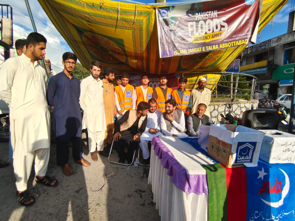 JamiatPK's tweet photo. اسلامی جمعیت طلبہ ایبٹ آباد کے تحت سیلاب متاثرین کے لئے فلڈ ریلیف کیمپ کا انعقاد کیا گیا۔ ناظم اعلیٰ @JamiatPK برادر شکیل احمد اور ناظم @KPJamiat برادر کلیم اللہ نے کیمپ میں شرکت کی اور کارکنان جمعیت کو سراہا۔  @IJTAbbottabad برادر حنظلہ داؤد بھی موجود ہیں۔ #FloodsInPakistan https://t.co/OJKC7LV1eN