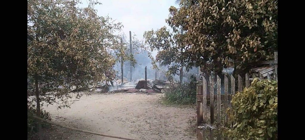 KMohsoe's tweet photo. About 180 junta soldiers stormed Konesi village, KyunHla tsp on 26th Aug and set ablaze to 59 civilian houses. They also abducted 3 locals.  #2022Aug28Coup #LegalizationOfNUG #WhatsHappeningInMyanmar https://t.co/GAIliPdyoi