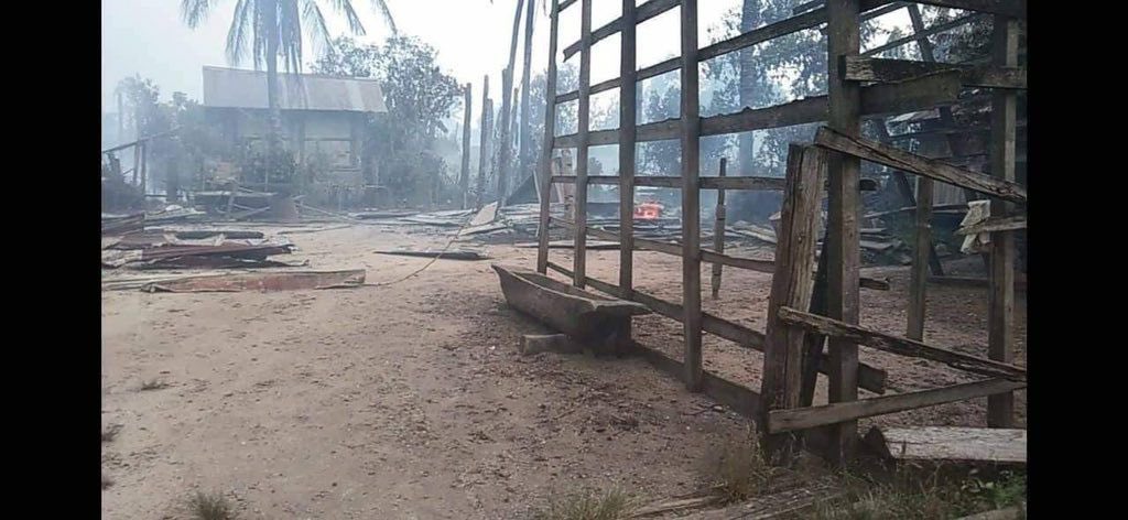KMohsoe's tweet photo. About 180 junta soldiers stormed Konesi village, KyunHla tsp on 26th Aug and set ablaze to 59 civilian houses. They also abducted 3 locals.  #2022Aug28Coup #LegalizationOfNUG #WhatsHappeningInMyanmar https://t.co/GAIliPdyoi