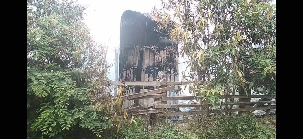 KMohsoe's tweet photo. About 180 junta soldiers stormed Konesi village, KyunHla tsp on 26th Aug and set ablaze to 59 civilian houses. They also abducted 3 locals.  #2022Aug28Coup #LegalizationOfNUG #WhatsHappeningInMyanmar https://t.co/GAIliPdyoi