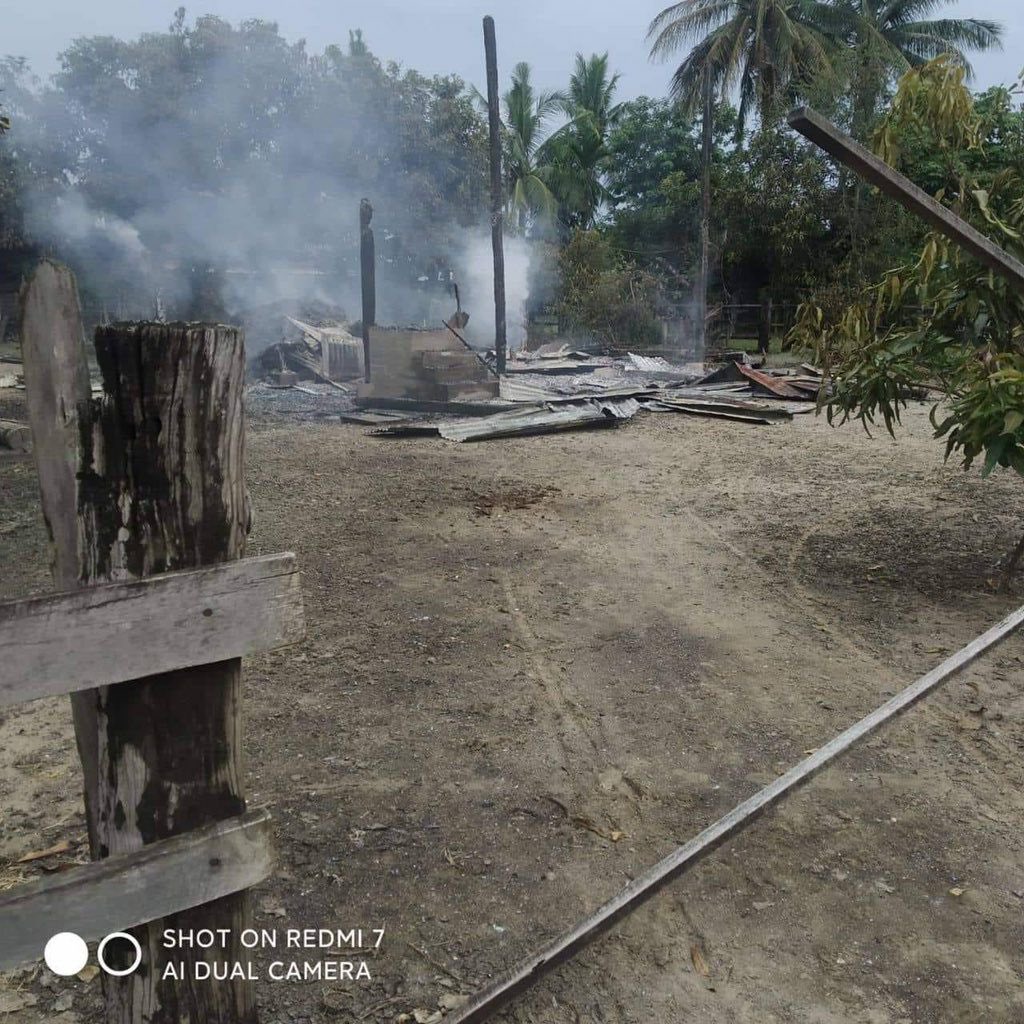 KMohsoe's tweet photo. About 180 junta soldiers stormed Konesi village, KyunHla tsp on 26th Aug and set ablaze to 59 civilian houses. They also abducted 3 locals.  #2022Aug28Coup #LegalizationOfNUG #WhatsHappeningInMyanmar https://t.co/GAIliPdyoi