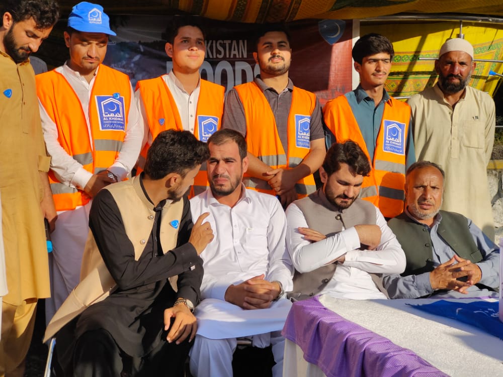 JamiatPK's tweet photo. اسلامی جمعیت طلبہ ایبٹ آباد کے تحت سیلاب متاثرین کے لئے فلڈ ریلیف کیمپ کا انعقاد کیا گیا۔ ناظم اعلیٰ @JamiatPK برادر شکیل احمد اور ناظم @KPJamiat برادر کلیم اللہ نے کیمپ میں شرکت کی اور کارکنان جمعیت کو سراہا۔  @IJTAbbottabad برادر حنظلہ داؤد بھی موجود ہیں۔ #FloodsInPakistan https://t.co/OJKC7LV1eN