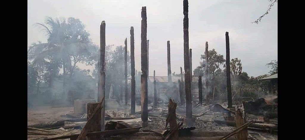 KMohsoe's tweet photo. About 180 junta soldiers stormed Konesi village, KyunHla tsp on 26th Aug and set ablaze to 59 civilian houses. They also abducted 3 locals.  #2022Aug28Coup #LegalizationOfNUG #WhatsHappeningInMyanmar https://t.co/qM02ZPD3lY