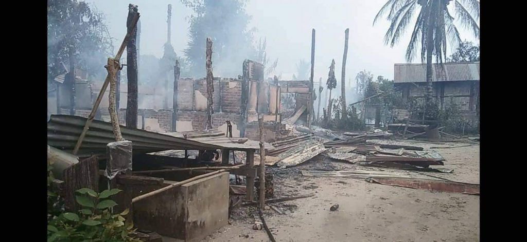 KMohsoe's tweet photo. About 180 junta soldiers stormed Konesi village, KyunHla tsp on 26th Aug and set ablaze to 59 civilian houses. They also abducted 3 locals.  #2022Aug28Coup #LegalizationOfNUG #WhatsHappeningInMyanmar https://t.co/qM02ZPD3lY