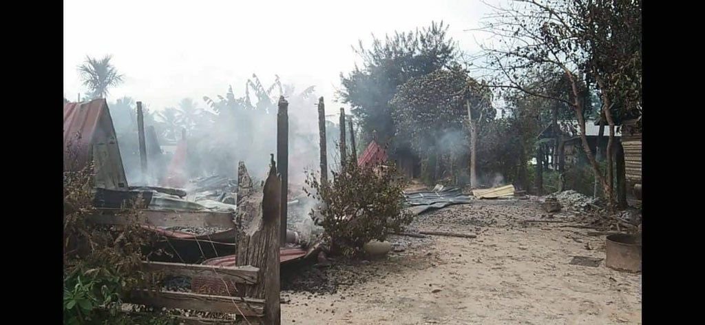 KMohsoe's tweet photo. About 180 junta soldiers stormed Konesi village, KyunHla tsp on 26th Aug and set ablaze to 59 civilian houses. They also abducted 3 locals.  #2022Aug28Coup #LegalizationOfNUG #WhatsHappeningInMyanmar https://t.co/qM02ZPD3lY