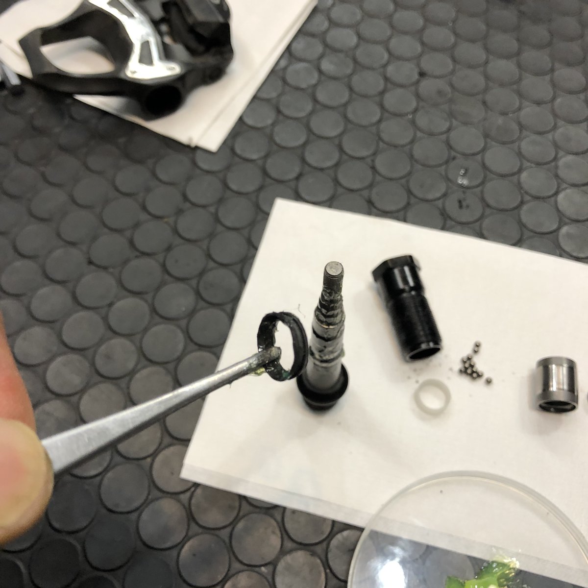 starplexjoshi's tweet photo. ペダルのグリスアップ④
片側のペダルに使用するデュラグリスの量は1.5グラム。結構たっぷり使います。アクスル軸に最初通すゴムのパッキンは乾いていると「ひゅん、きゅる」と鳴くのでしっかりグリスアップします。ロックブッシュの内側にもたっぷり塗ります。 https://t.co/YFSK4pRsqR