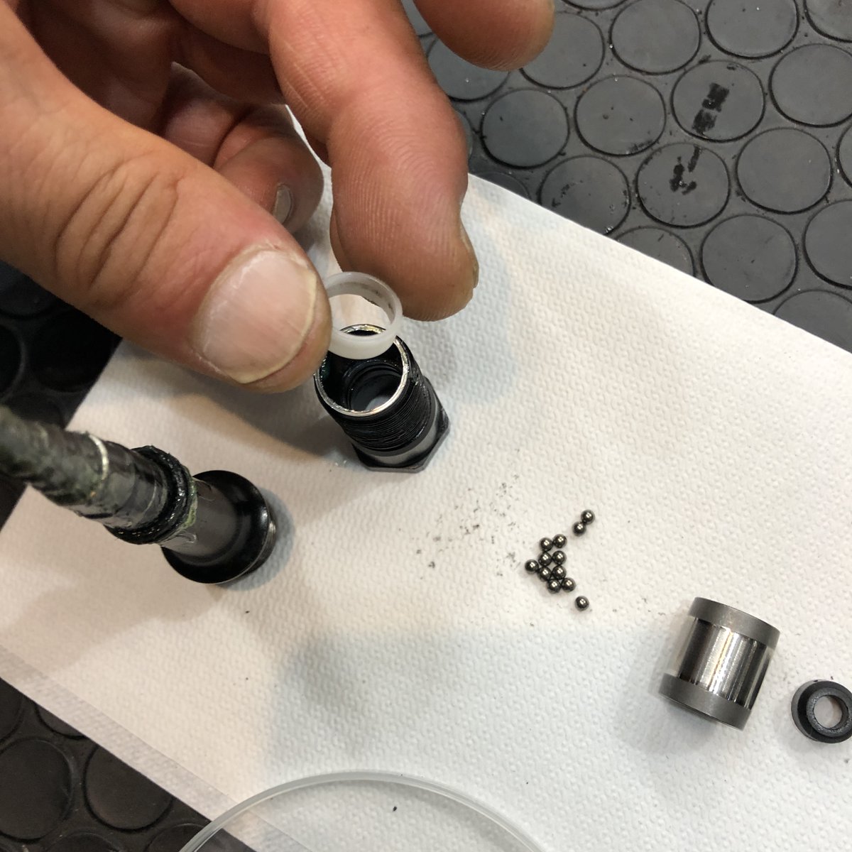 starplexjoshi's tweet photo. ペダルのグリスアップ④
片側のペダルに使用するデュラグリスの量は1.5グラム。結構たっぷり使います。アクスル軸に最初通すゴムのパッキンは乾いていると「ひゅん、きゅる」と鳴くのでしっかりグリスアップします。ロックブッシュの内側にもたっぷり塗ります。 https://t.co/YFSK4pRsqR