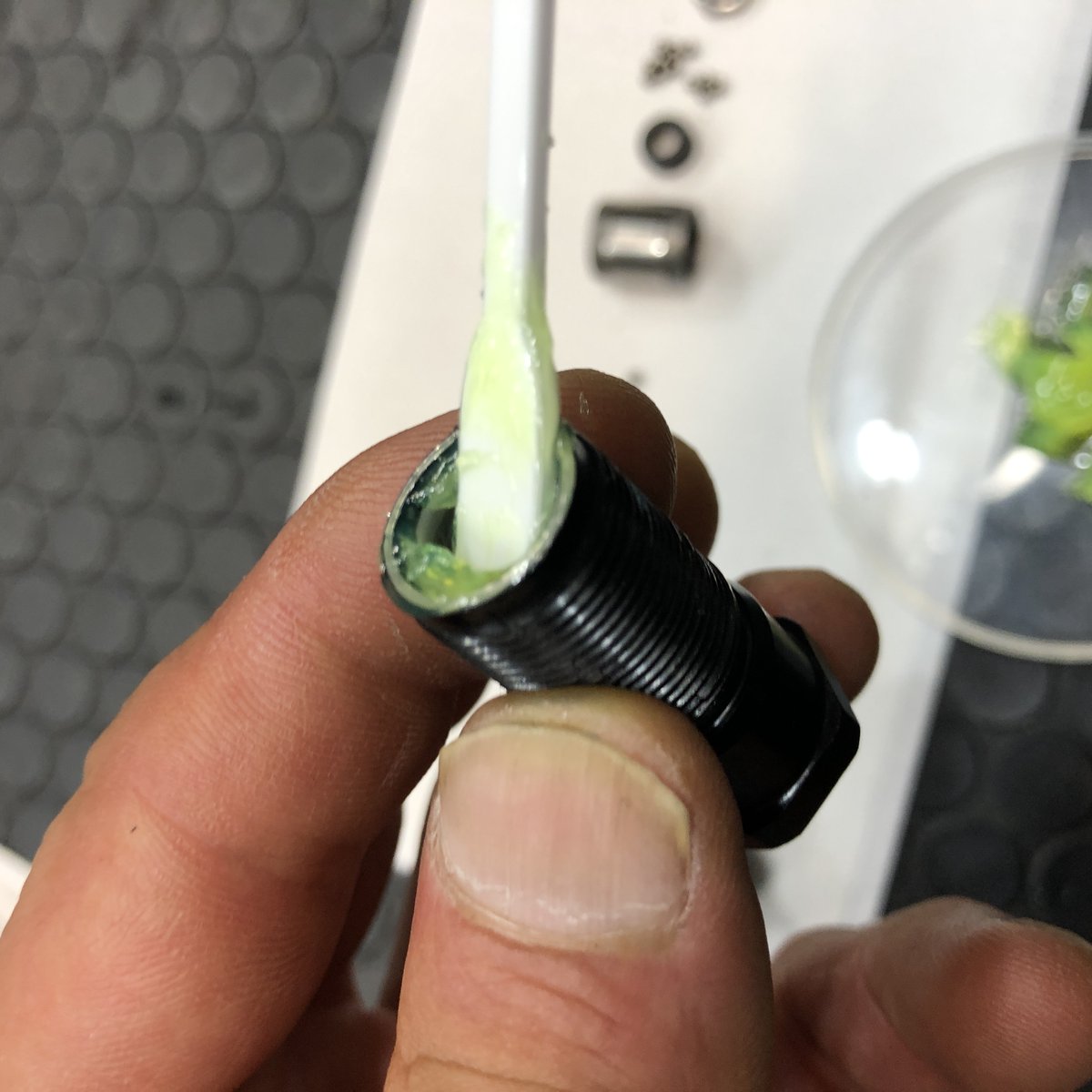 starplexjoshi's tweet photo. ペダルのグリスアップ④
片側のペダルに使用するデュラグリスの量は1.5グラム。結構たっぷり使います。アクスル軸に最初通すゴムのパッキンは乾いていると「ひゅん、きゅる」と鳴くのでしっかりグリスアップします。ロックブッシュの内側にもたっぷり塗ります。 https://t.co/YFSK4pRsqR