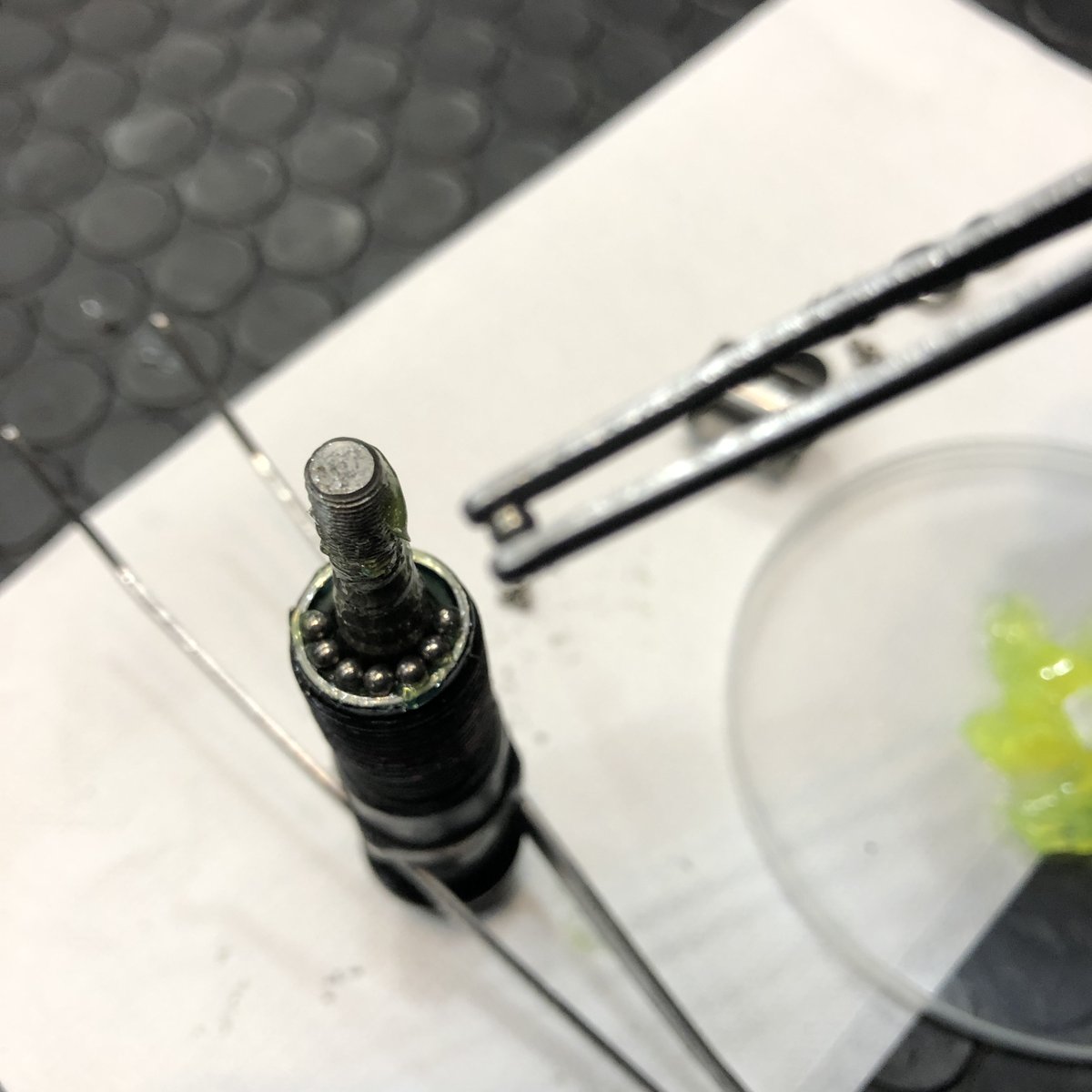 starplexjoshi's tweet photo. ペダルのグリスアップ⑤
ロックブッシュをアクスルに通して隙間にベアリングを12個並べていきます。
テーパー状の筒は両サイドが玉受けになっています。それをアクスルに通し、黒い樹脂のスペーサーを内部に押し込みます。 https://t.co/ideFDMFsPf