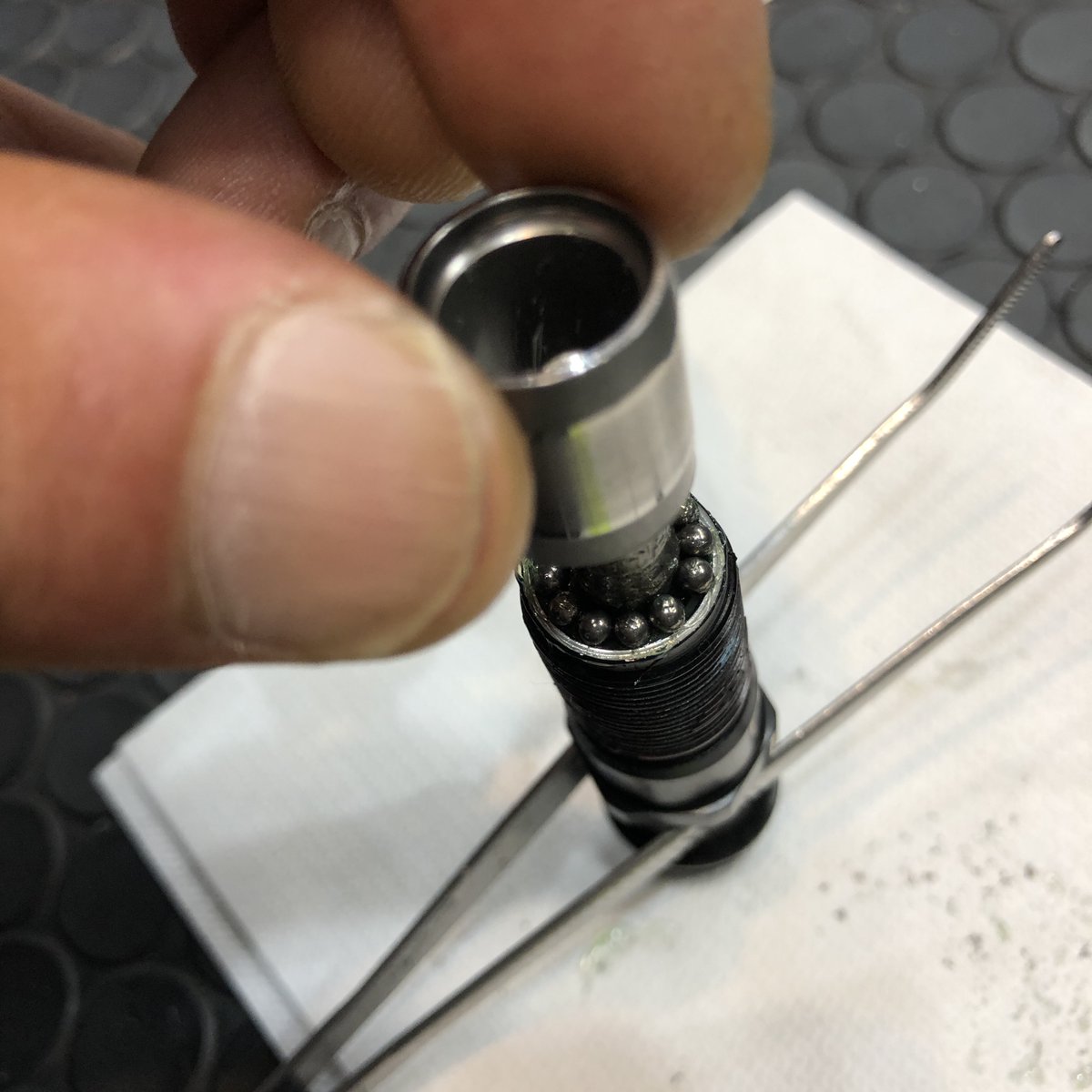 starplexjoshi's tweet photo. ペダルのグリスアップ⑤
ロックブッシュをアクスルに通して隙間にベアリングを12個並べていきます。
テーパー状の筒は両サイドが玉受けになっています。それをアクスルに通し、黒い樹脂のスペーサーを内部に押し込みます。 https://t.co/ideFDMFsPf