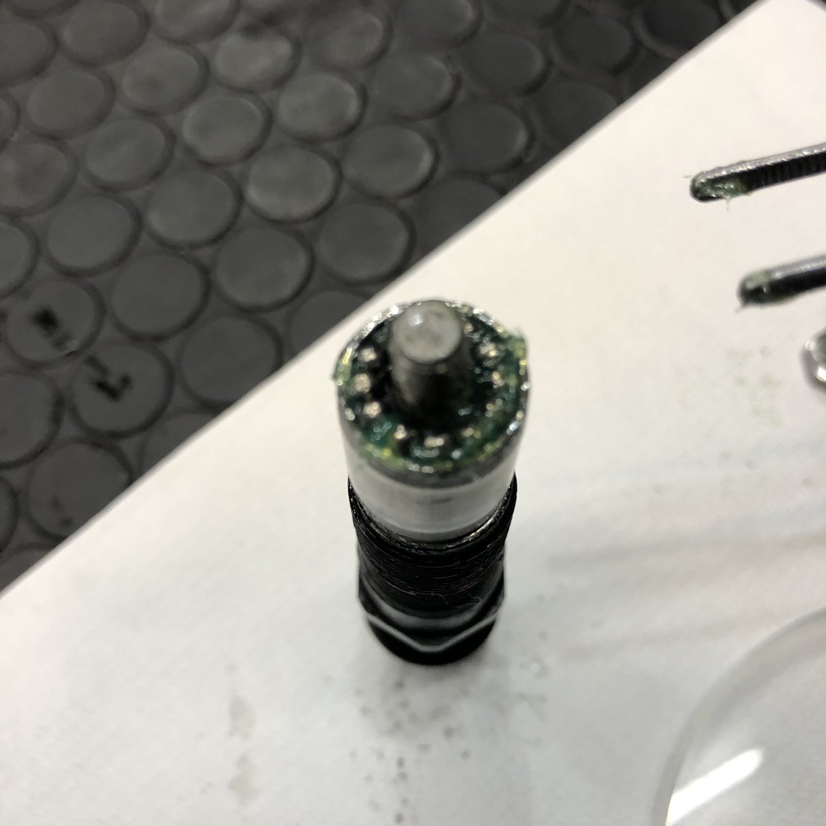 starplexjoshi's tweet photo. ペダルのグリスアップ⑥
テーパー筒の球を受ける部分にグリスをたっぷり塗ります。そしてまた12個のベアリングを並べます。 https://t.co/DiMdwYmkkS