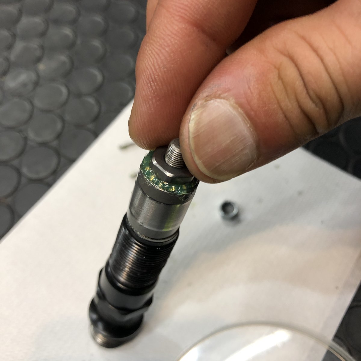 starplexjoshi's tweet photo. ペダルのグリスアップ⑦
バラすときに10mmスパナで緩めた玉押しを手で回��ところまで締めます。その上に、やはり手で止まるところまで回して被せます。 https://t.co/Y5mWMgCQyQ