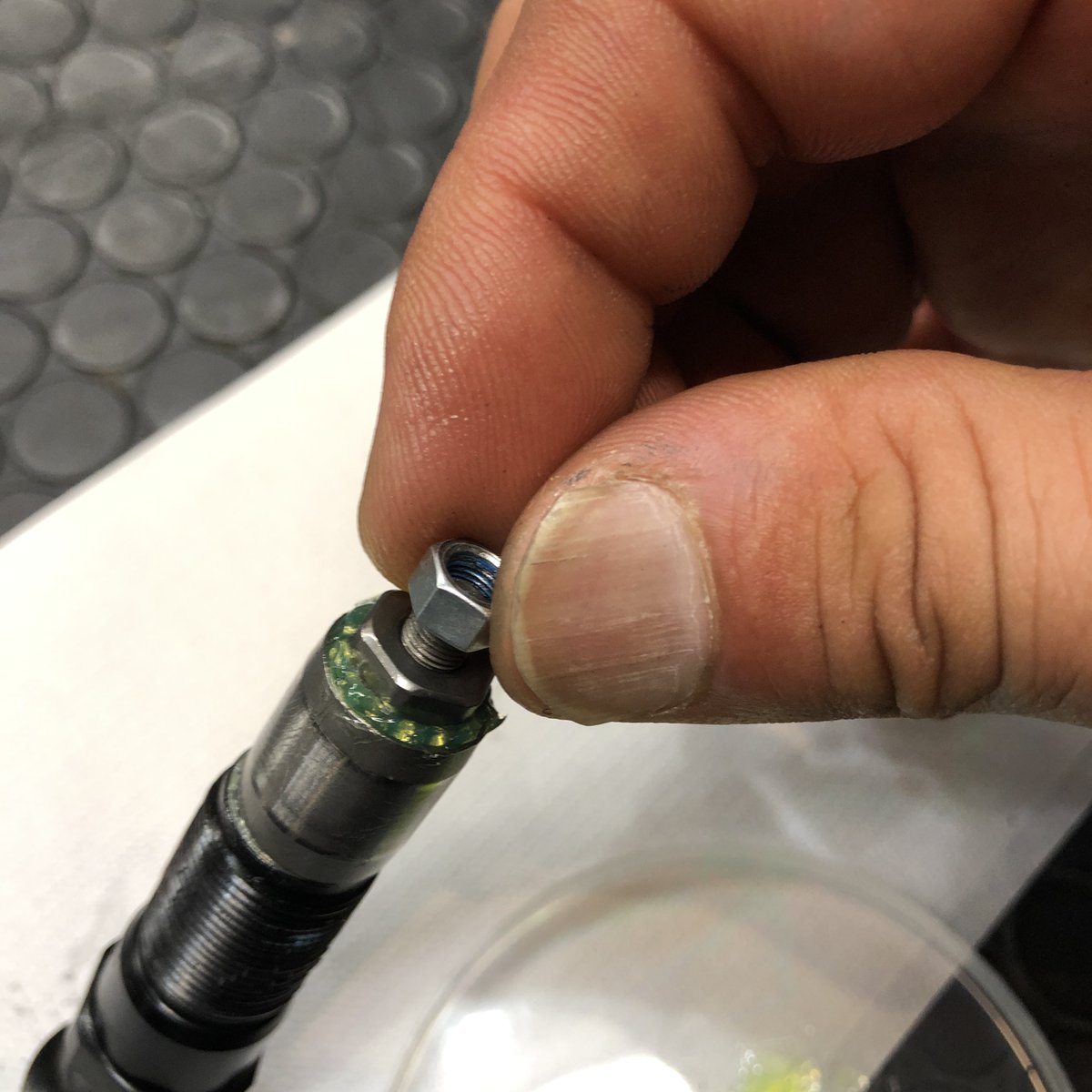 starplexjoshi's tweet photo. ペダルのグリスアップ⑦
バラすときに10mmスパナで緩めた玉押しを手で回��ところまで締めます。その上に、やはり手で止まるところまで回して被せます。 https://t.co/Y5mWMgCQyQ