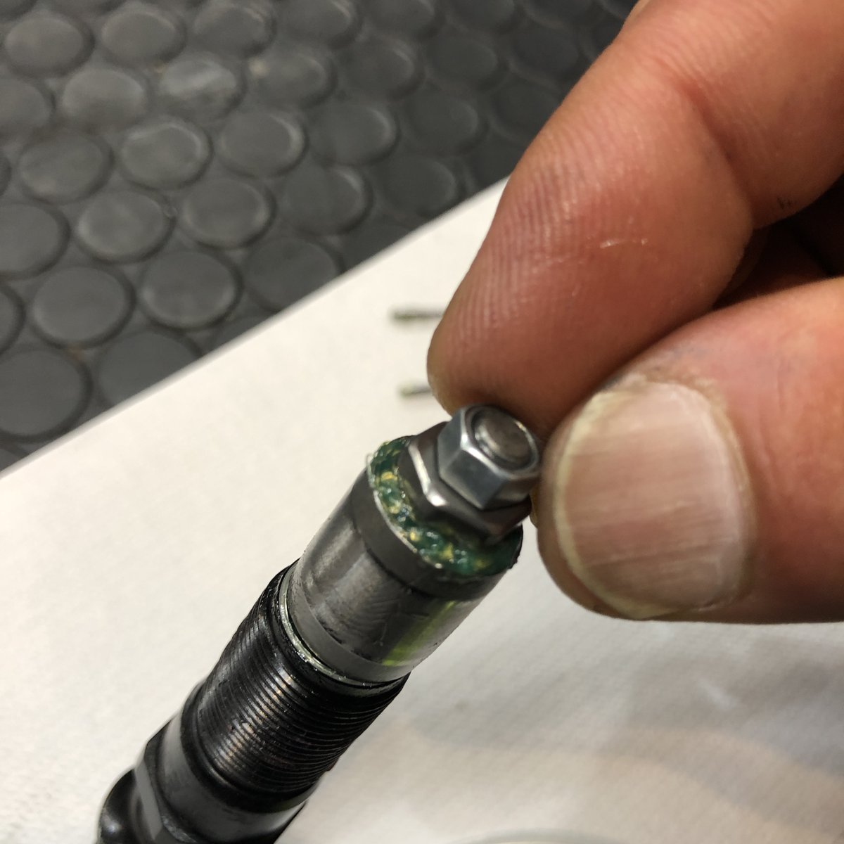 starplexjoshi's tweet photo. ペダルのグリスアップ⑦
バラすときに10mmスパナで緩めた玉押しを手で回��ところまで締めます。その上に、やはり手で止まるところまで回して被せます。 https://t.co/Y5mWMgCQyQ