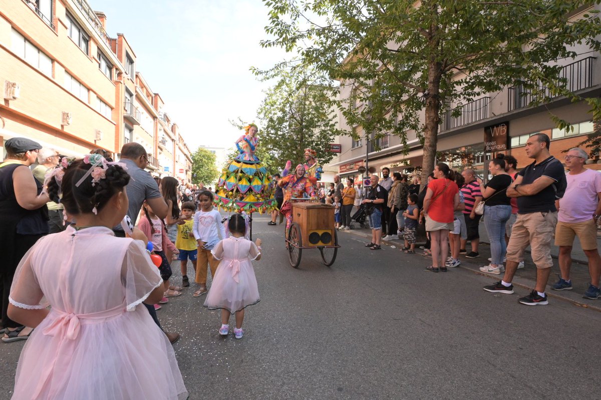 LauDegallaix's tweet photo. Binbin est enfin de retour à #valenciennes après 2️⃣ ans d'absence pour le plus grand bonheur des valenciennois venus en nombre célébrer un cortège musical haut en couleurs  🎉 https://t.co/Z40fxzuRwS