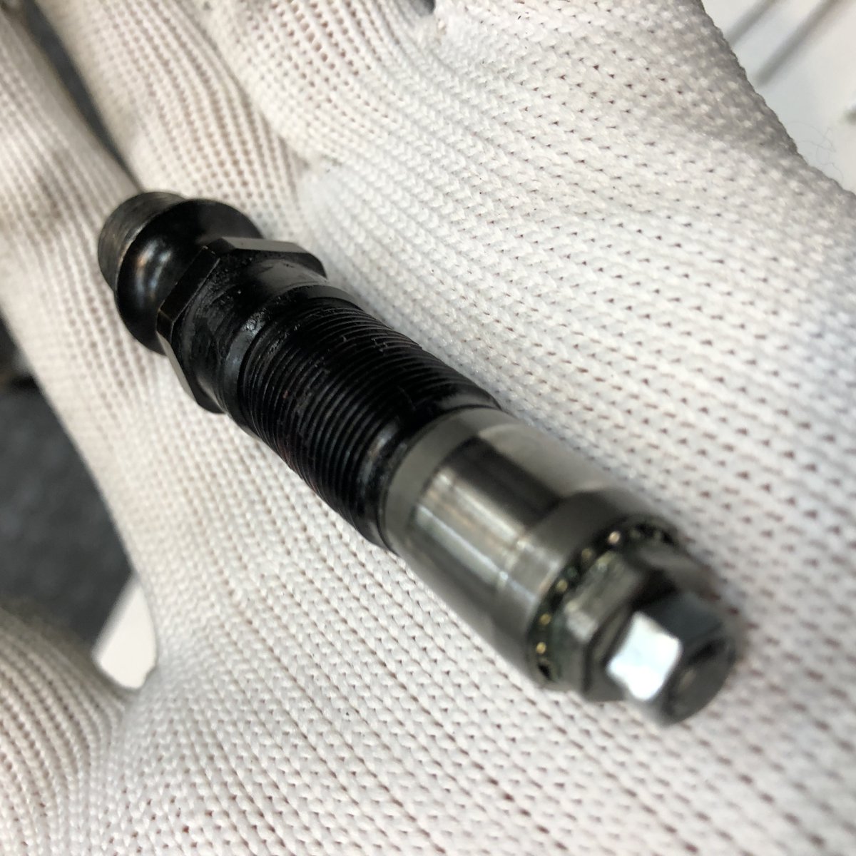 starplexjoshi's tweet photo. ペダルのグリスアップ⑧
10mmのスパナで玉押しを抑え、7mmのロックナットを軽い力（1～2Nm）で共締めします。だいたいこれで自動調整されますが、テーパー筒を触ってみてガタを感じるようなら、アクスルの逆側を8mmの六角レンチで押さえて様子を確認しながら7mmスパナでチョイ締めします。 https://t.co/lVLCr9JPWW