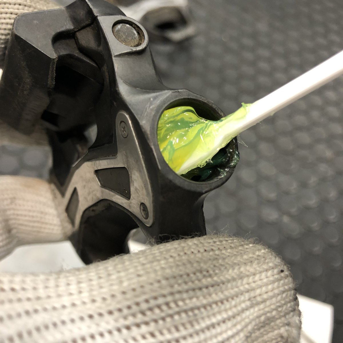 starplexjoshi's tweet photo. ペダルのグリスアップ⑨
ペダル本体の奥にグリスを押し込みます。シマノ社の場合はロックブッシュと噛み合う部分にもグリスを付けて構わないようですが、LOOKなどそこに付けたらダメと言うメーカーもあります。
軸ユニットを17mmのスパナで締め（10～12Nm）、完成ですヾ(*´∀｀*)ﾉ https://t.co/Y7mmWbml8Z