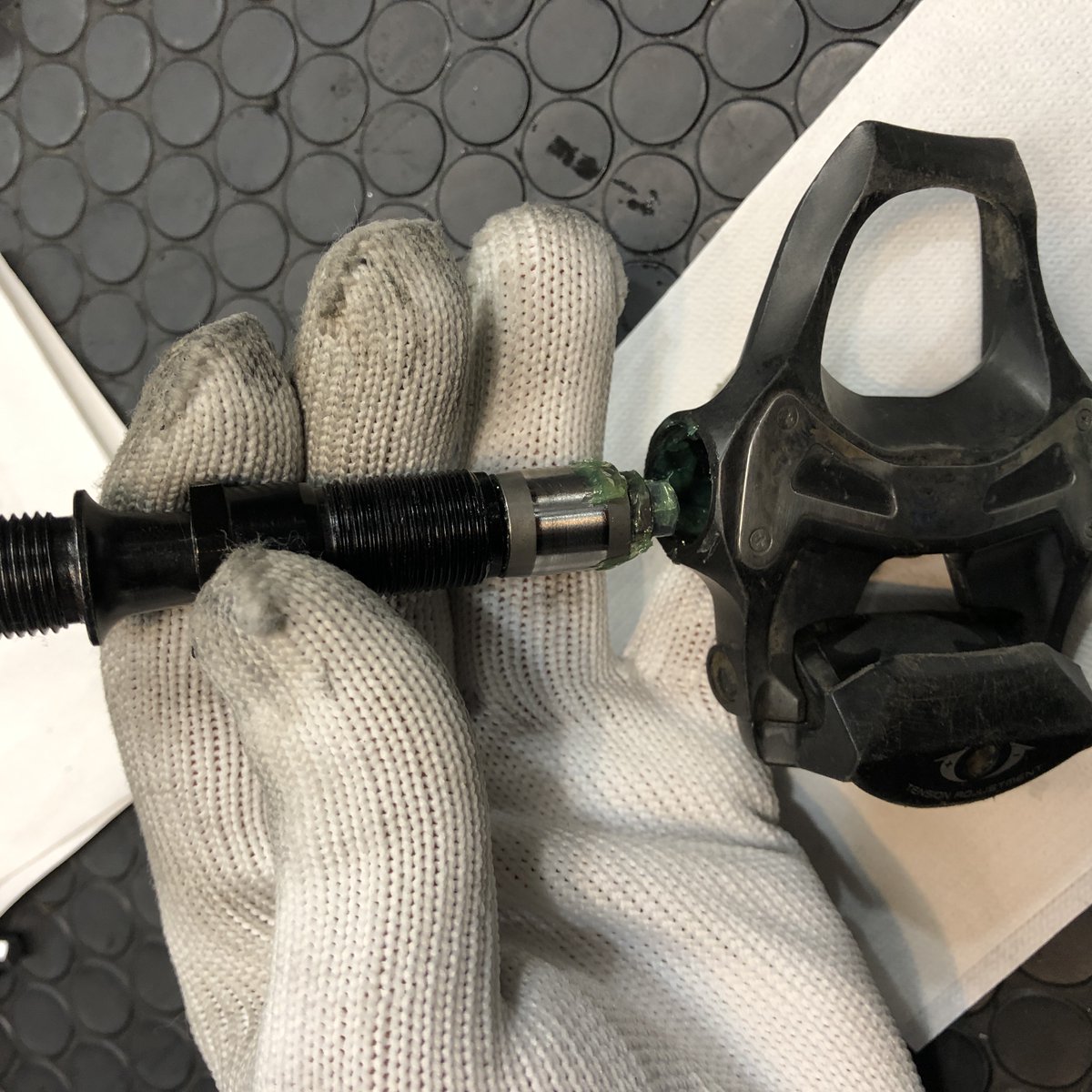 starplexjoshi's tweet photo. ペダルのグリスアップ⑨
ペダル本体の奥にグリスを押し込みます。シマノ社の場合はロックブッシュと噛み合う部分にもグリスを付けて構わないようですが、LOOKなどそこに付けたらダメと言うメーカーもあります。
軸ユニットを17mmのスパナで締め（10～12Nm）、完成ですヾ(*´∀｀*)ﾉ https://t.co/Y7mmWbml8Z