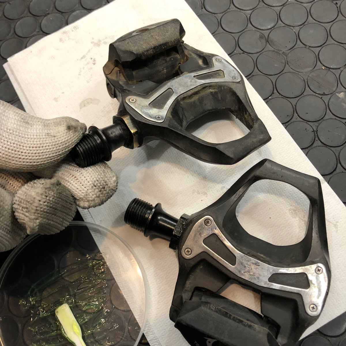 starplexjoshi's tweet photo. ペダルのグリスアップ⑩
まだグリスアップしてないもう片方のペダル軸と回転を比べてみると、ぜーんぜん違います😆😆😆
老ペダルが息を吹き返しました！
簡単なのでぜひやってみて下さい。
なおデュラグリースは当店完売しております。ごめんなさい。 https://t.co/aGgvgJnatV