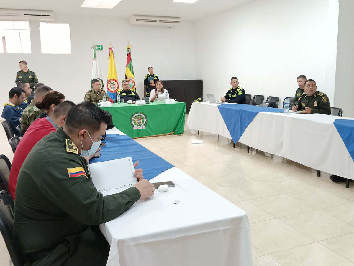 PoliciaStander's tweet photo. Desde el comando de Policía #Santander, instalamos el Puesto de Mando Unificado #PMU junto a las autoridades, verificando los dispositivos de seguridad para las #EleccionesCacaoteras2022 de @fedecacao.

- La fuerza pública garantiza la convivencia y seguridad ciudadana. https://t.co/YGsWxFlzmC