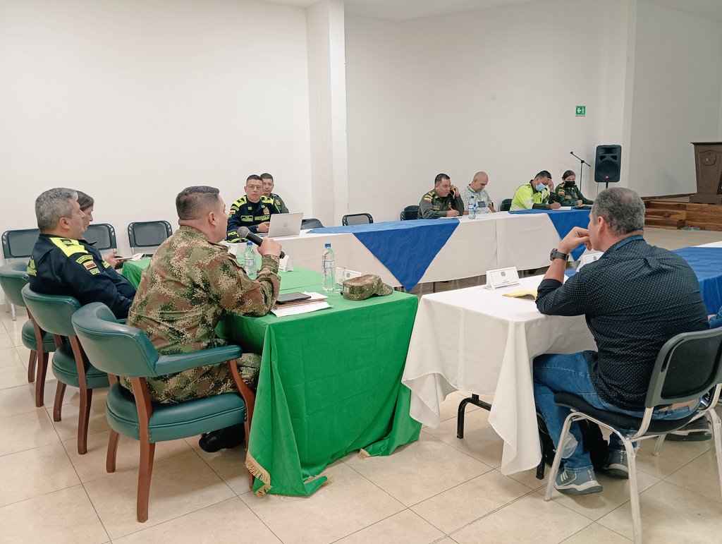 PoliciaStander's tweet photo. Desde el comando de Policía #Santander, instalamos el Puesto de Mando Unificado #PMU junto a las autoridades, verificando los dispositivos de seguridad para las #EleccionesCacaoteras2022 de @fedecacao.

- La fuerza pública garantiza la convivencia y seguridad ciudadana. https://t.co/YGsWxFlzmC