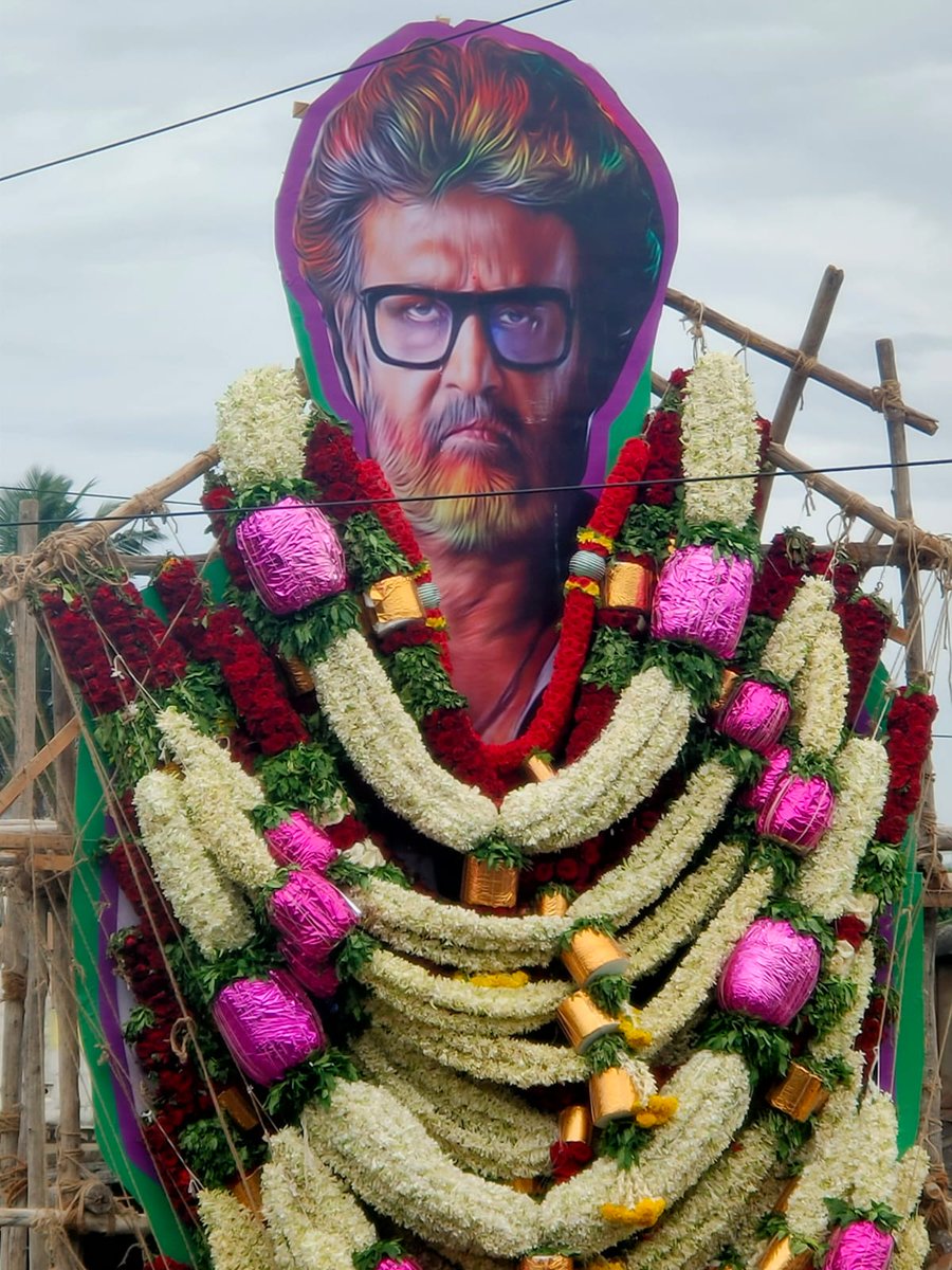 Bangalore_RFC's tweet photo. Massive Garlands worth Lakhs💥

Final Pic after all Garlands have been deployed on #Thalaivar's Cutout in Bangalore 🔥

#Jailer @rajinikanth #Rajinikanth https://t.co/sck3SsNWci