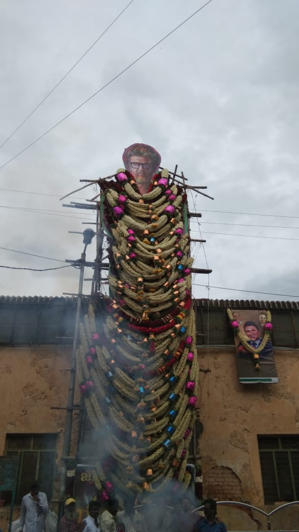 Bangalore_RFC's tweet photo. Massive Garlands worth Lakhs💥

Final Pic after all Garlands have been deployed on #Thalaivar's Cutout in Bangalore 🔥

#Jailer @rajinikanth #Rajinikanth https://t.co/sck3SsNWci