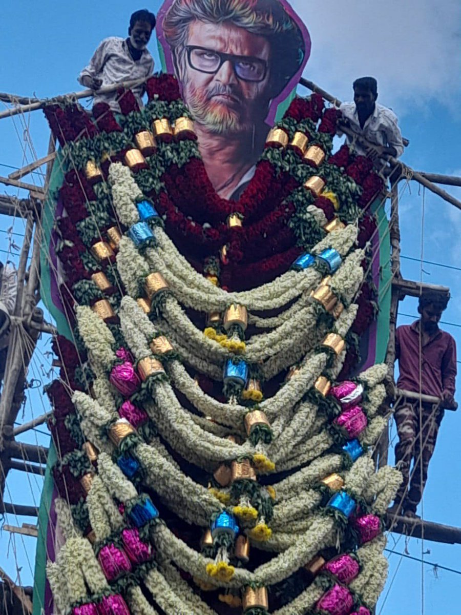 Bangalore_RFC's tweet photo. Massive Garlands worth Lakhs💥

Final Pic after all Garlands have been deployed on #Thalaivar's Cutout in Bangalore 🔥

#Jailer @rajinikanth #Rajinikanth https://t.co/sck3SsNWci