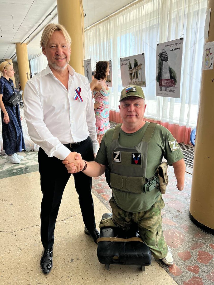 prof_preobr's tweet photo. Вы уже наверняка видели эти фото.
Но, возможно, вы не в курсе реального безумия, которое на них запечатлено.
Человек на тележке - вовсе не раненый на войне.
Он таким родился.
Понимаете?
Они обряжают инвалида с рождения в бутафорскую Z-форму и устраивают показушный пиар войны. https://t.co/gr4ZhxCRlo