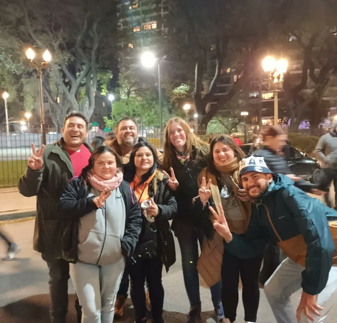 HPERONISTA's tweet photo. ACOMPAÑANDO A CRISTINA!

#TodosConCristina 🇦🇷💙🇦🇷

Miles de Argentinos/as se convocaron en la casa de nuestra querida Vicepresidenta de la Nación @CFKArgentina para estar junto a ella en estos momentos donde intentan proscribirla de la vida pública y política del país.  ✌ https://t.co/HlAMckx30L