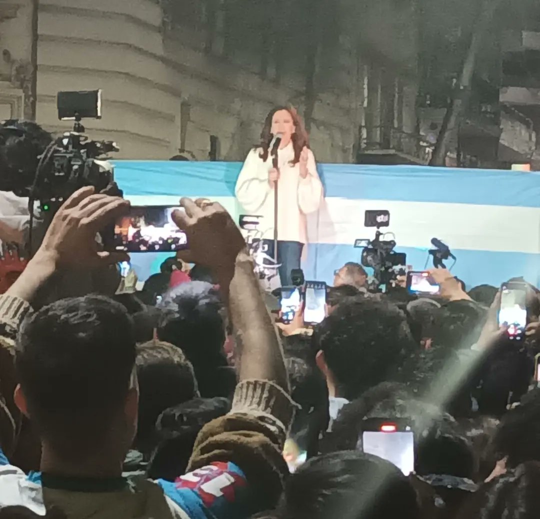 HPERONISTA's tweet photo. ACOMPAÑANDO A CRISTINA!

#TodosConCristina 🇦🇷💙🇦🇷

Miles de Argentinos/as se convocaron en la casa de nuestra querida Vicepresidenta de la Nación @CFKArgentina para estar junto a ella en estos momentos donde intentan proscribirla de la vida pública y política del país.  ✌ https://t.co/HlAMckx30L