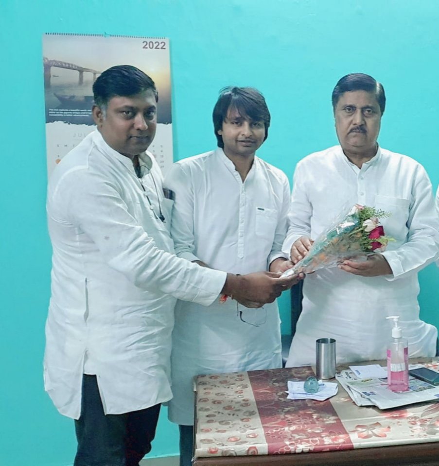 I,along with <a href="/INCBihar/">Bihar Congress</a> social media chairmen <a href="/Saurrabhsinha/">Saurrabh</a> went to greet <a href="/AfaqueKasbaMLA/">Afaque Alam</a> Hon'ble Minister of Animal husbandry &amp; fisheries(Govt. Of Bihar).